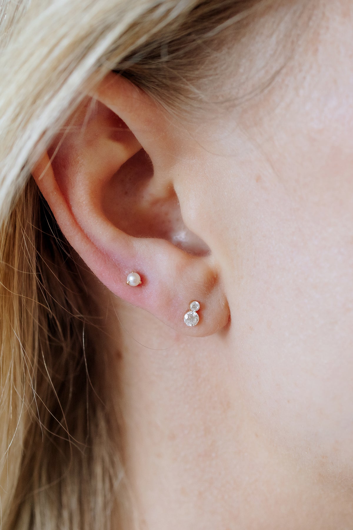 Graduated double lab diamond threaded flat back stud in 14K yellow gold